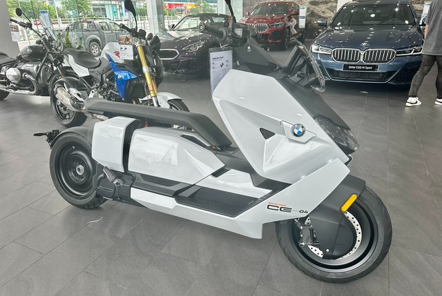 Xe máy điện BMW CE04 về Việt Nam, có giá lên tới 550 triệu đồng