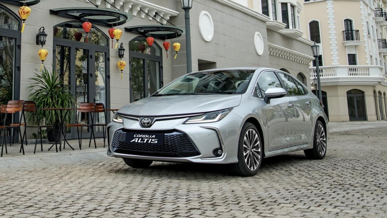 Toyota giới thiệu Corolla Altis 2023, thêm trang bị, giá bán tăng 6-15 triệu đồng