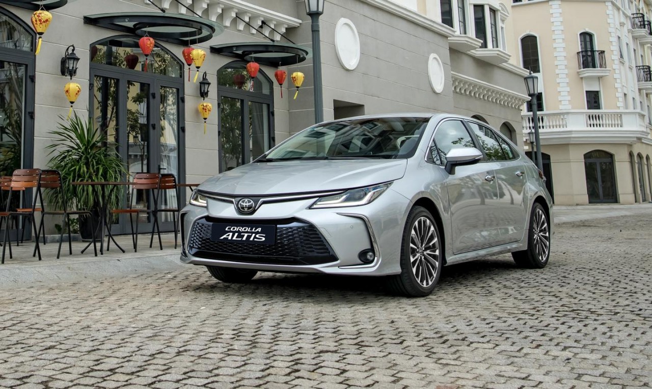 Toyota giới thiệu Corolla Altis 2023, thêm trang bị, giá bán tăng 6-15 triệu đồng