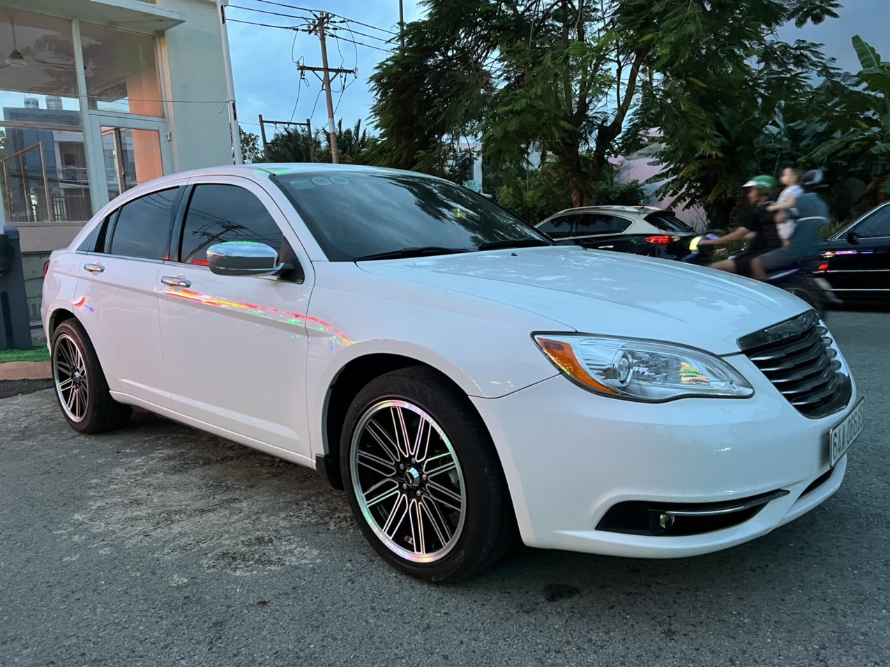 Xe lạ Chrysler 200 rao bán trên sàn xe cũ