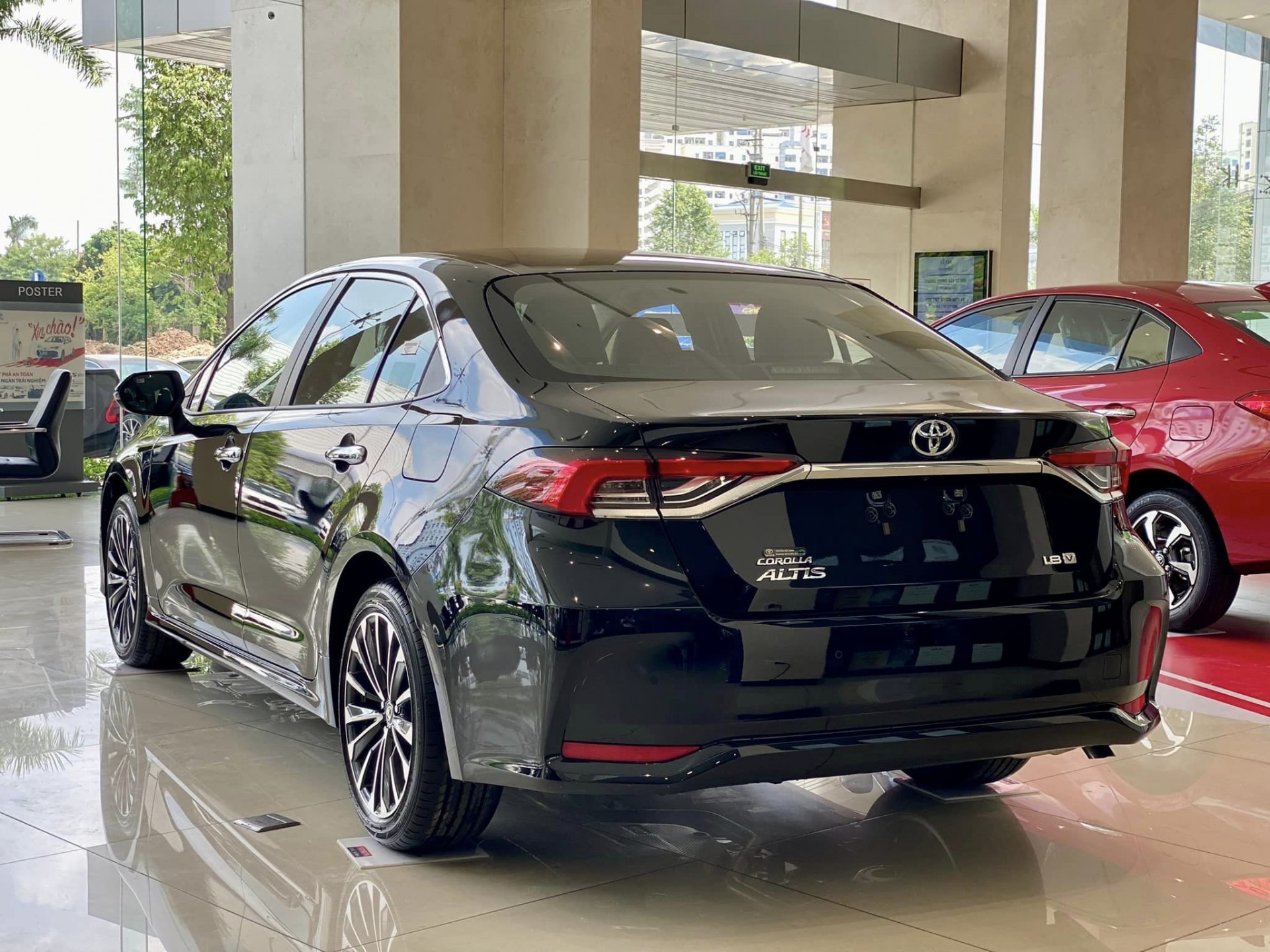 Cận cảnh Toyota Corolla Altis 2023 có mặt tại đại lý
