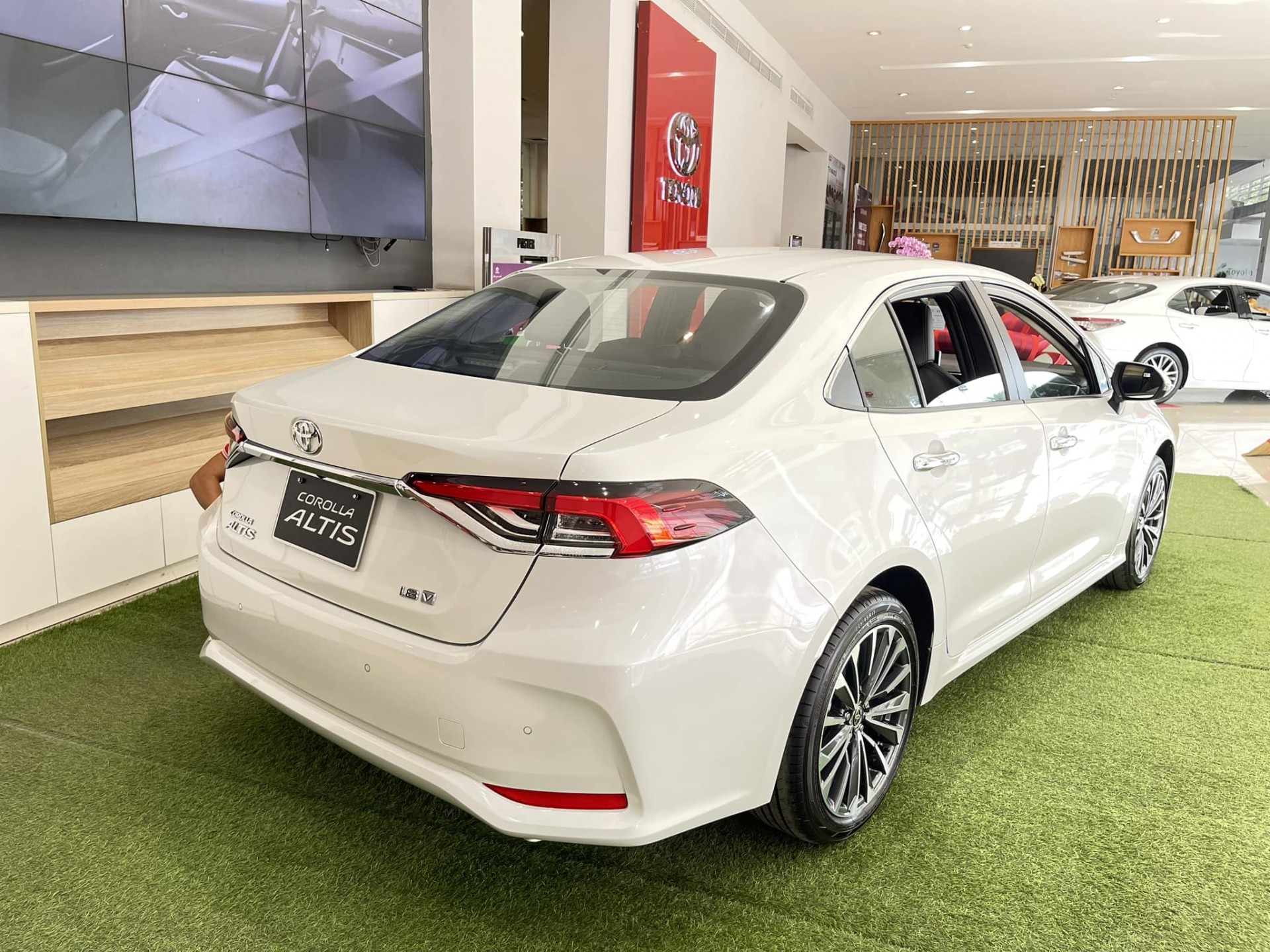 Cận cảnh Toyota Corolla Altis 2023 có mặt tại đại lý