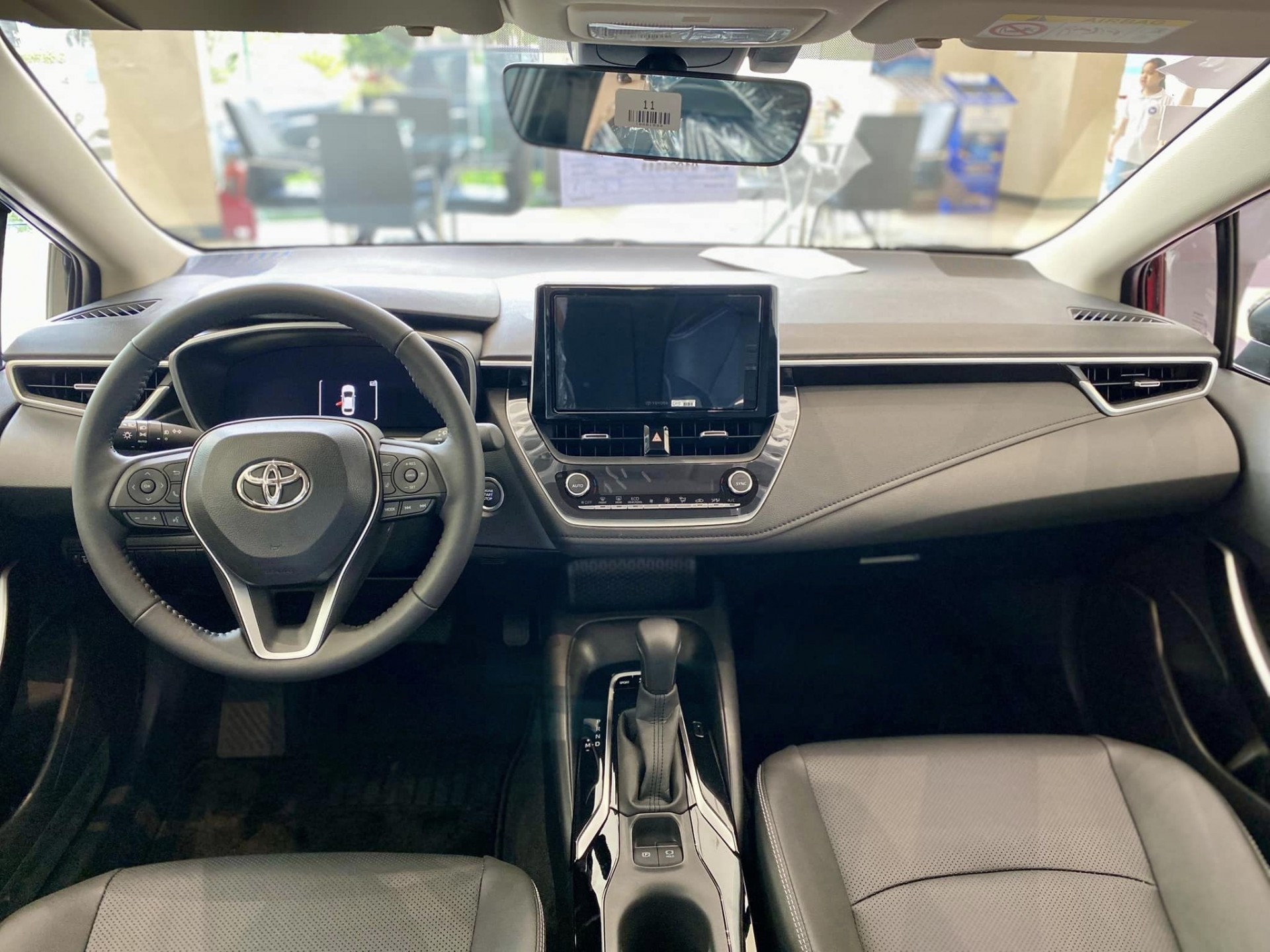 Cận cảnh Toyota Corolla Altis 2023 có mặt tại đại lý