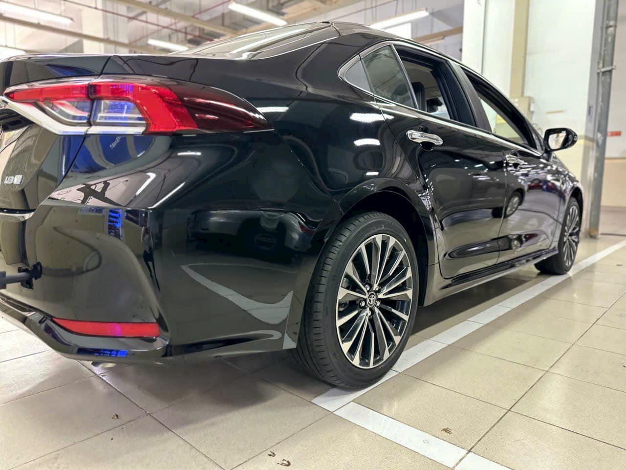 Cận cảnh Toyota Corolla Altis 2023 có mặt tại đại lý