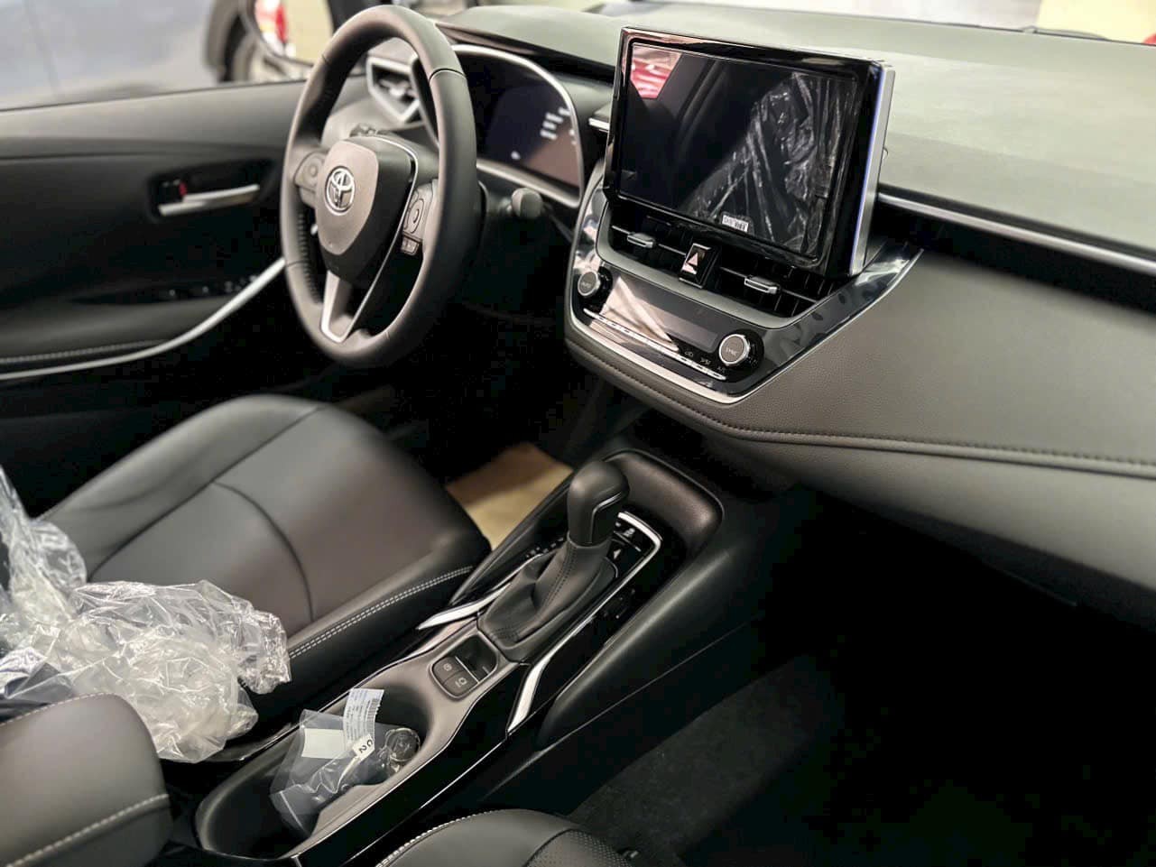 Cận cảnh Toyota Corolla Altis 2023 có mặt tại đại lý