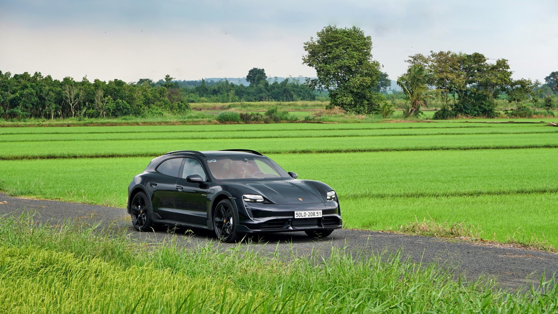 Porsche Taycan Cross Turismo: Xe thể thao điện dành cho người giàu