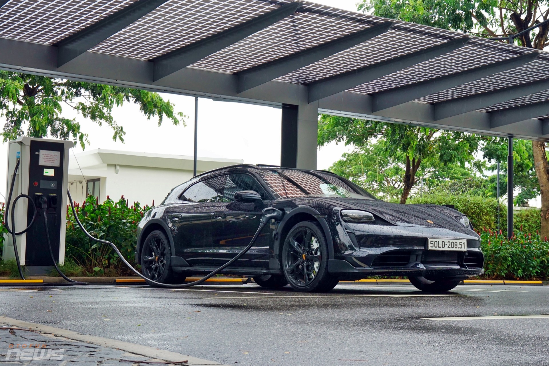 Porsche Taycan Cross Turismo: Xe điện thể thao dành cho người giàu