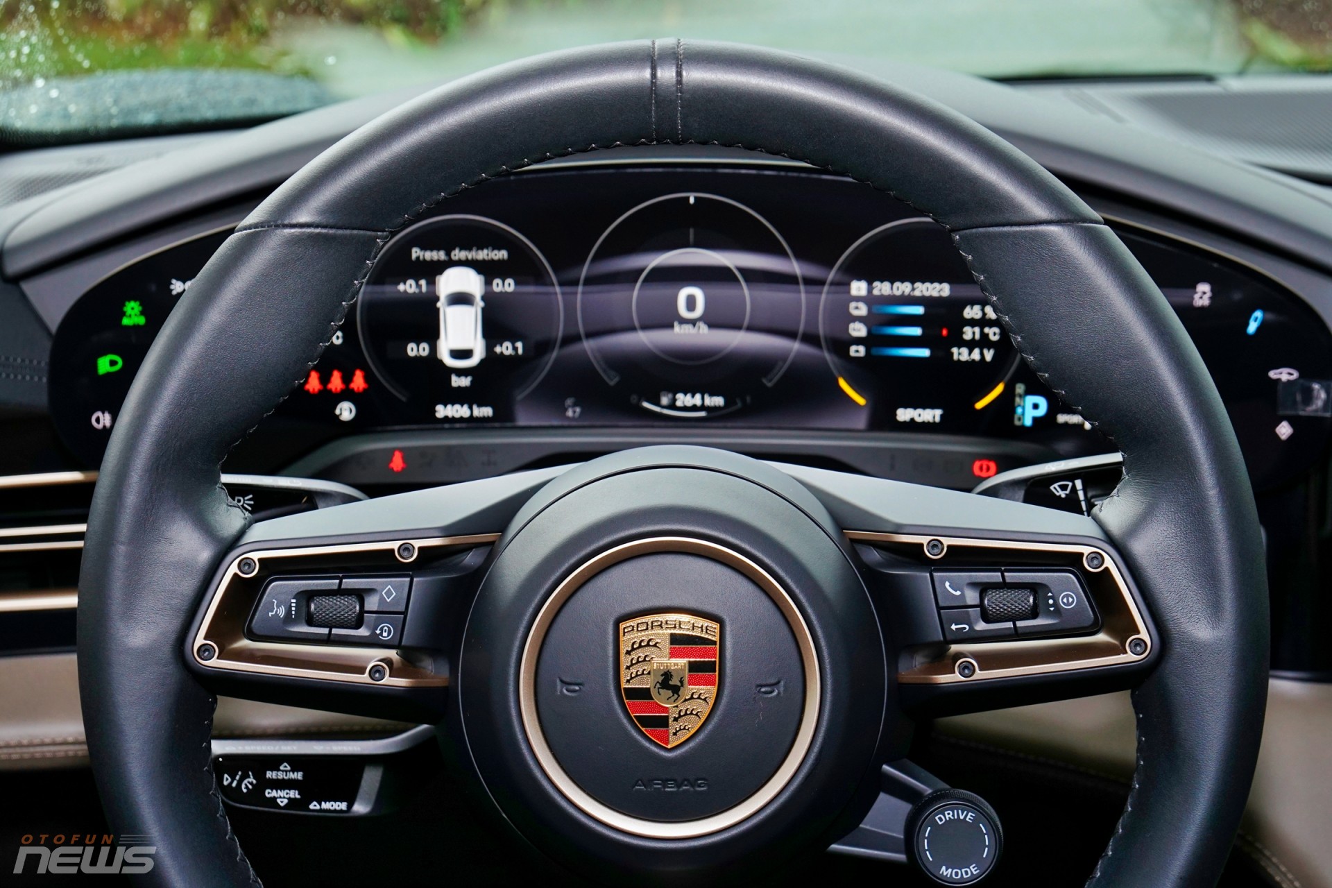 Porsche Taycan Cross Turismo: Xe điện thể thao dành cho người giàu