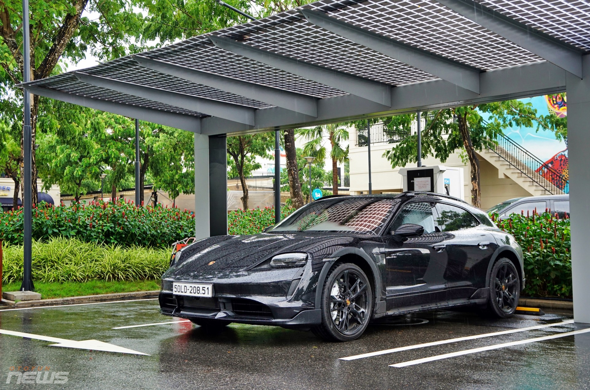 Porsche Taycan Cross Turismo: Xe điện thể thao dành cho người giàu