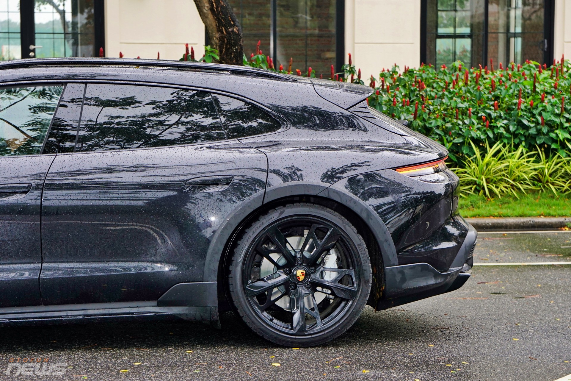 Porsche Taycan Cross Turismo: Xe thể thao điện dành cho người giàu