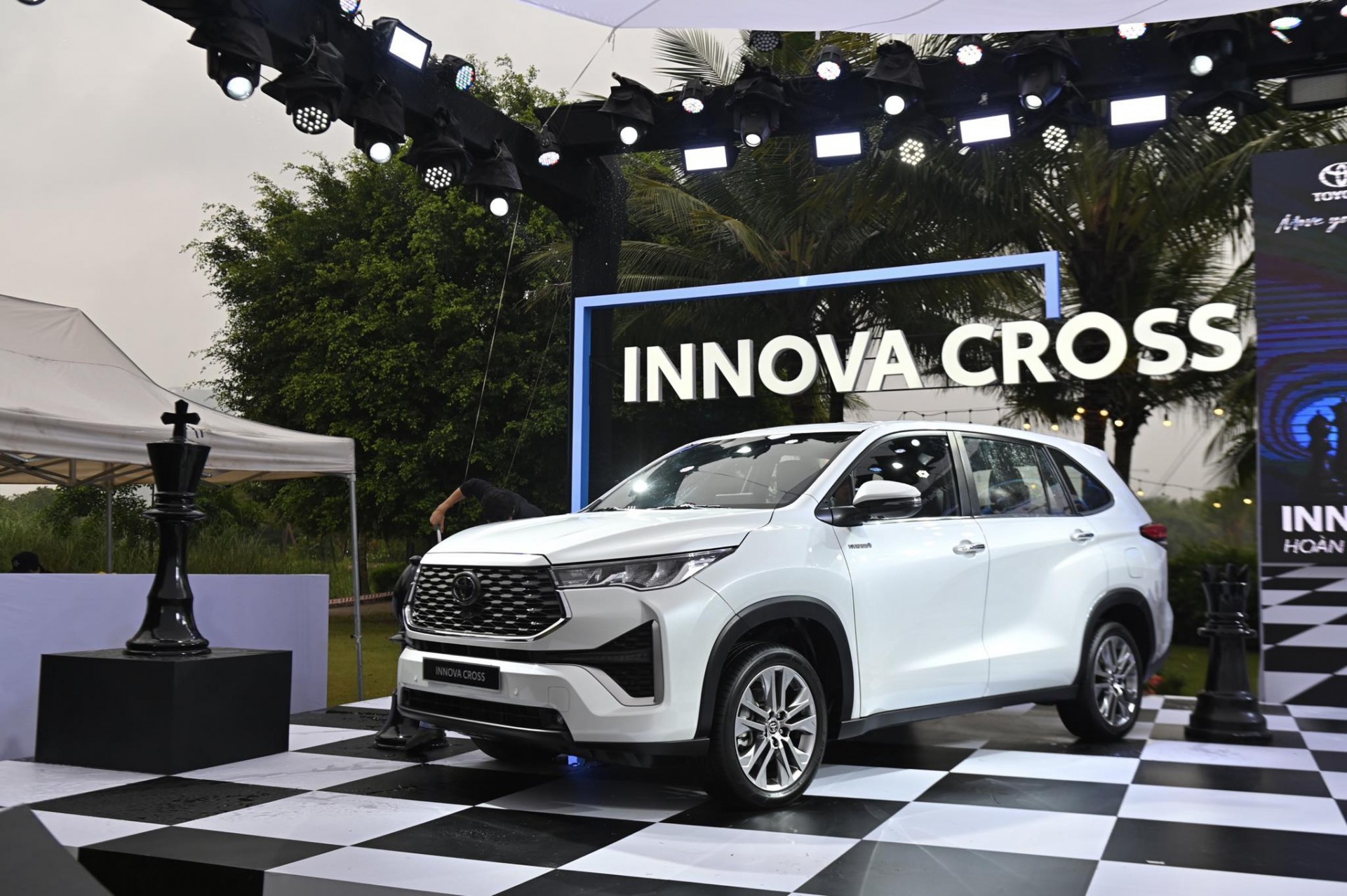 Toyota Innova Cross chốt giá từ 810 triệu đồng tại Việt Nam, nhiều trang bị vượt trội nhóm MPV