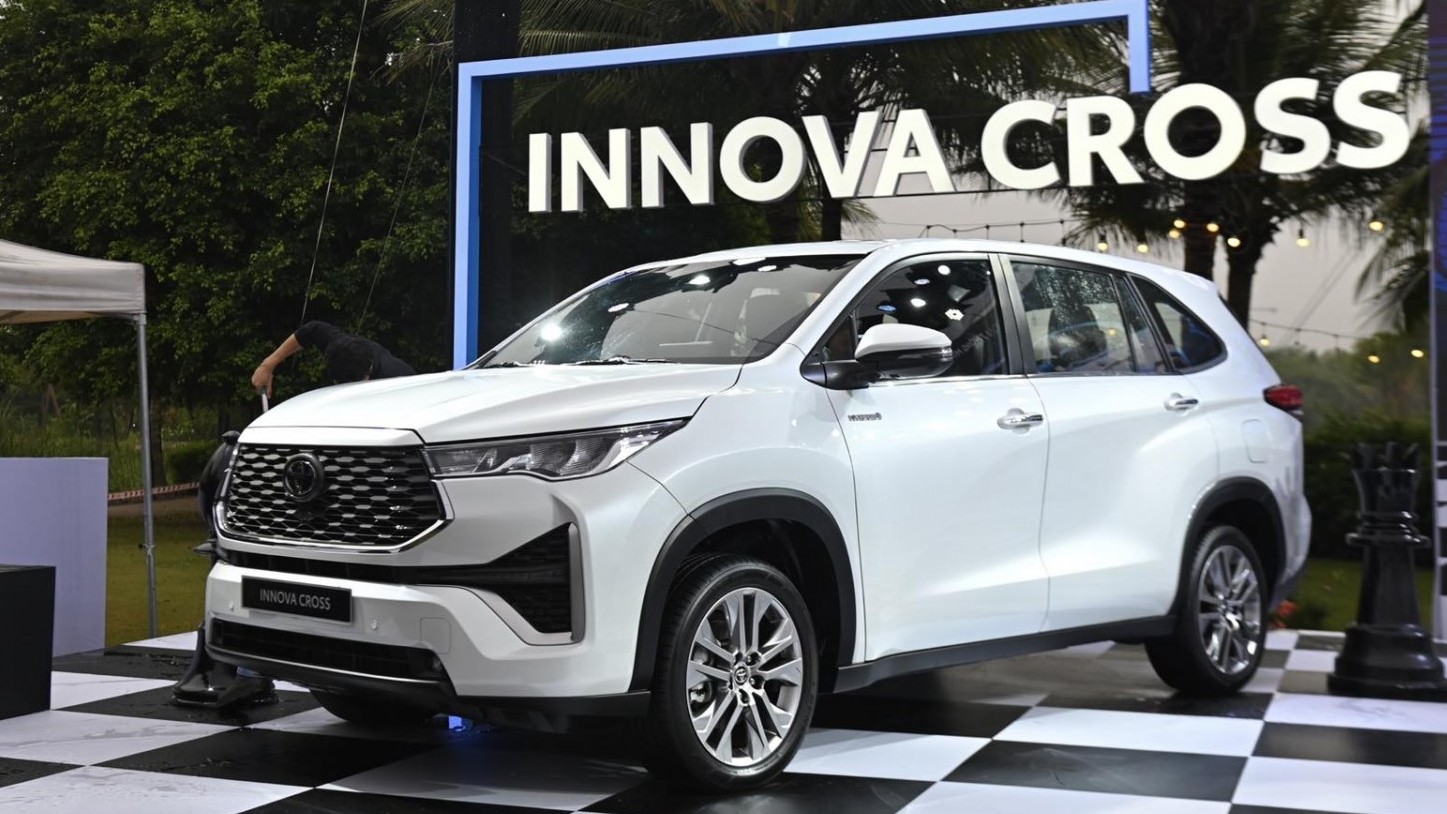 Toyota Innova Cross ra mắt giá từ 810 triệu đồng, nhiều trang bị vượt trội nhóm MPV