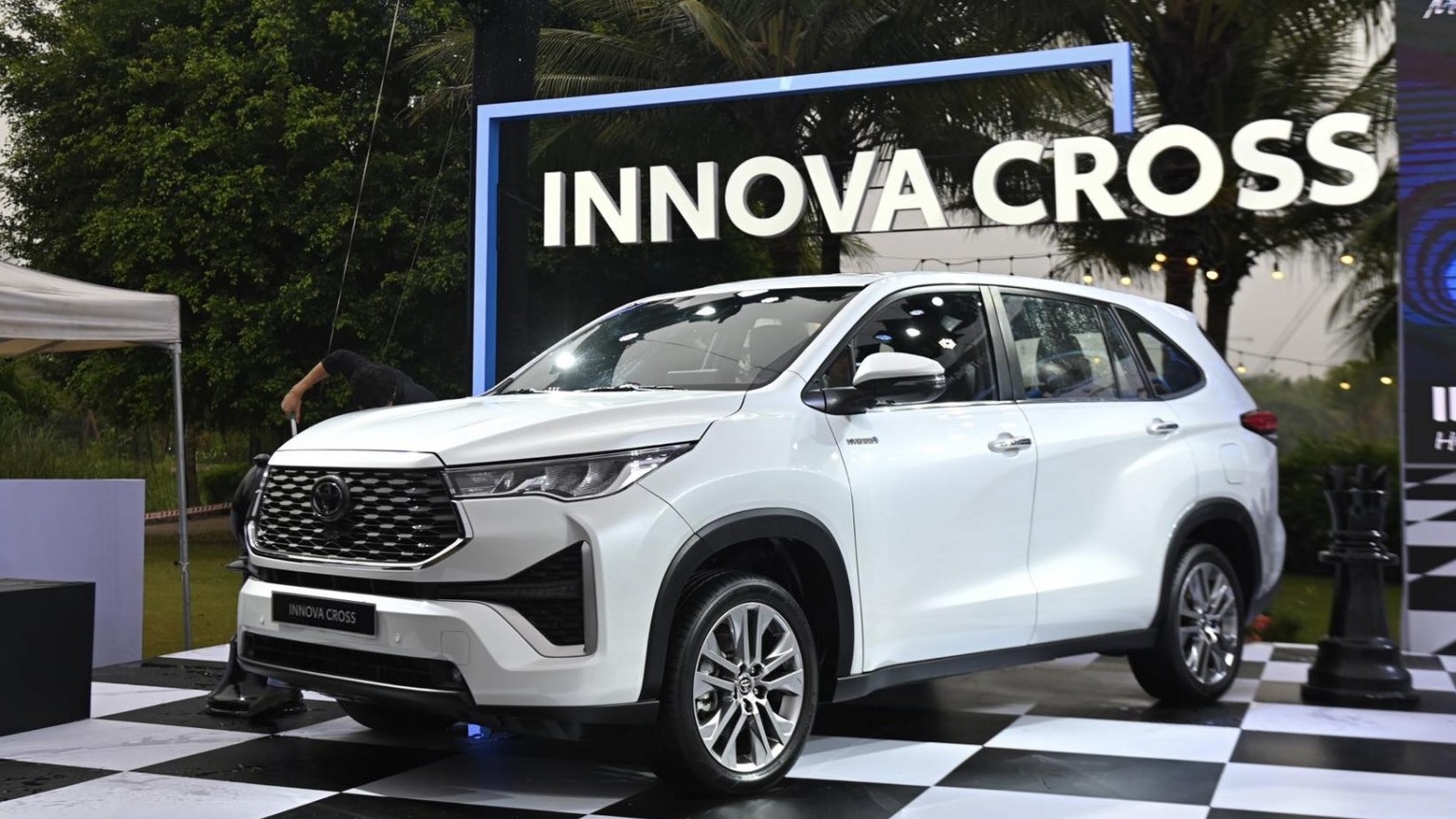 Hình chi tiết Toyota Innova Cross 2.0HEV giá 990 triệu đồng