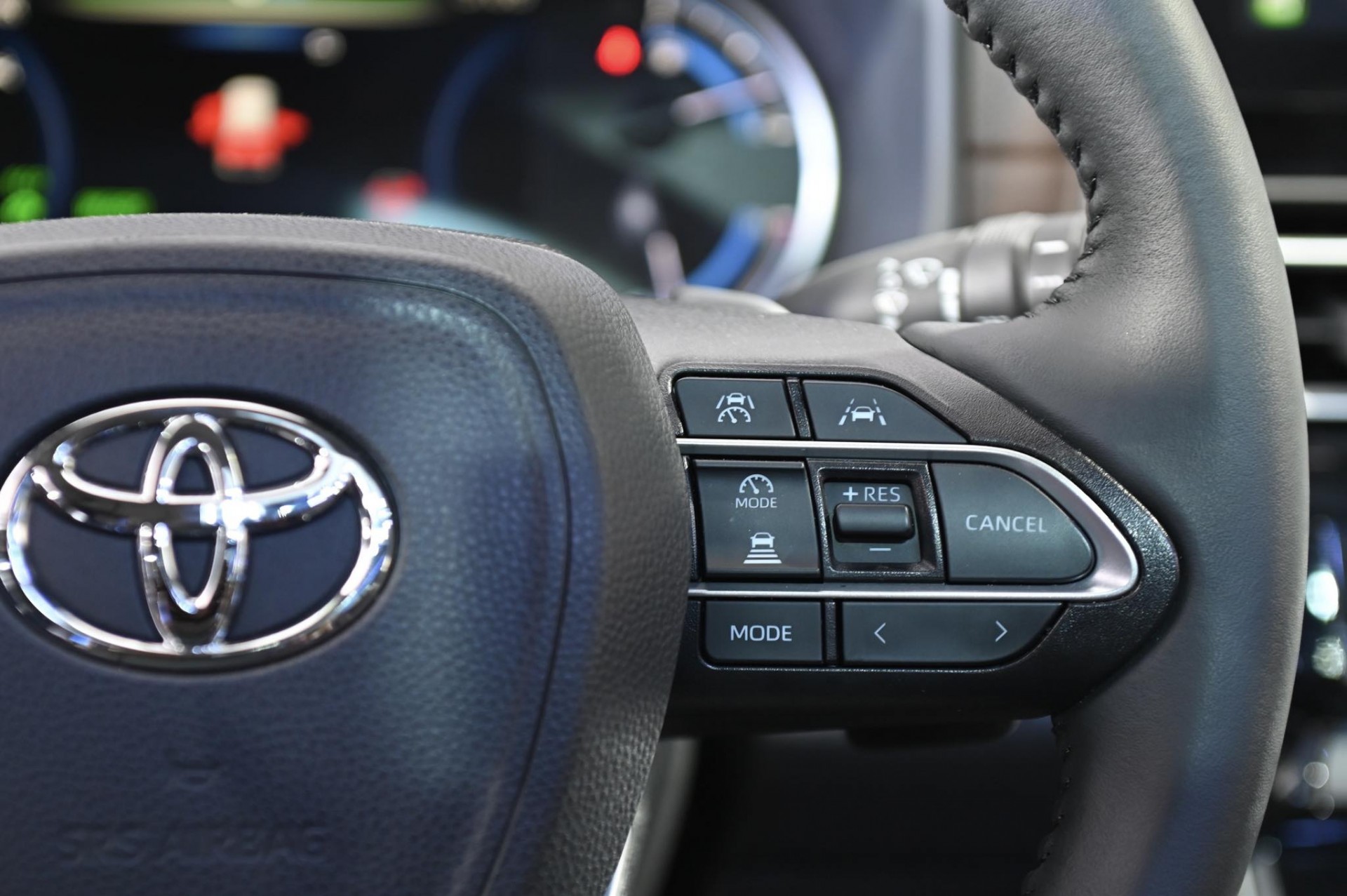 Hình chi tiết Toyota Innova Cross 2.0HEV giá 990 triệu đồng
