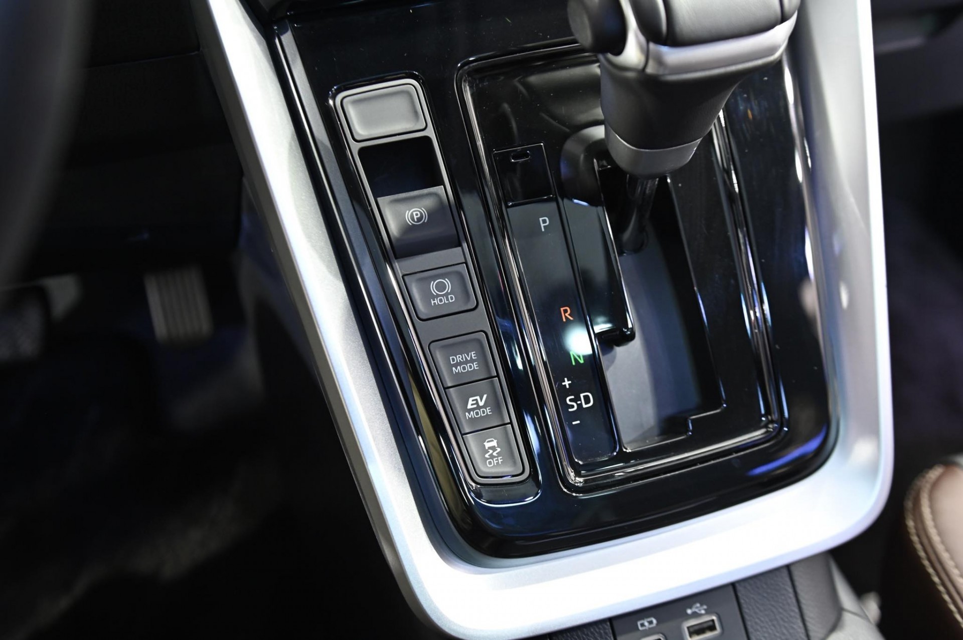 Hình chi tiết Toyota Innova Cross 2.0HEV giá 990 triệu đồng