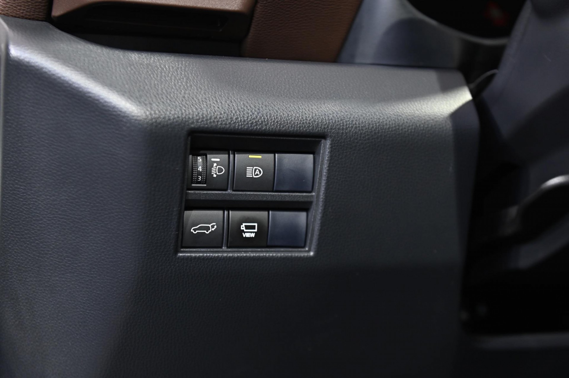 Hình chi tiết Toyota Innova Cross 2.0HEV giá 990 triệu đồng