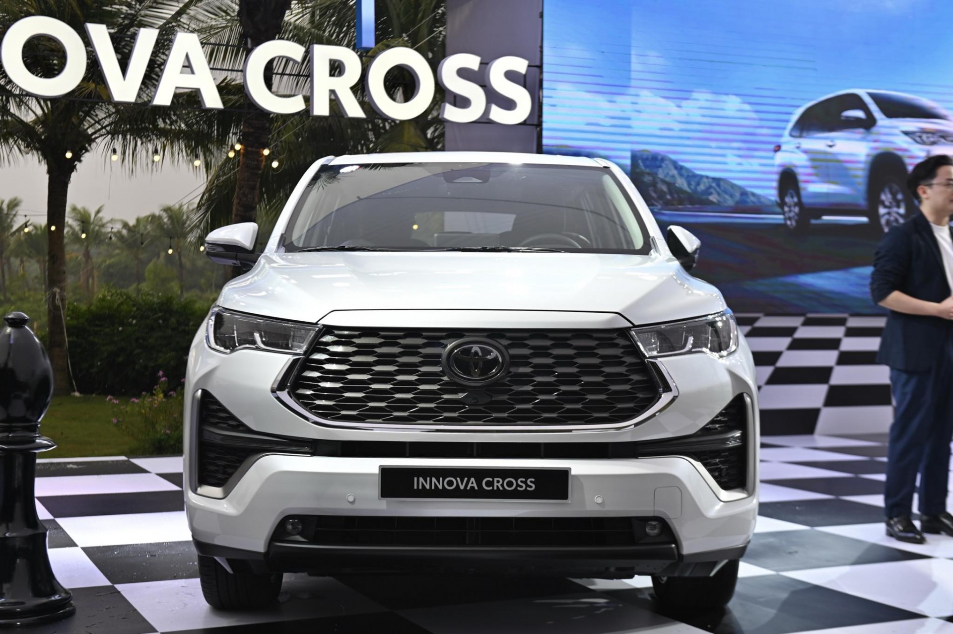 Hình chi tiết Toyota Innova Cross 2.0HEV giá 990 triệu đồng