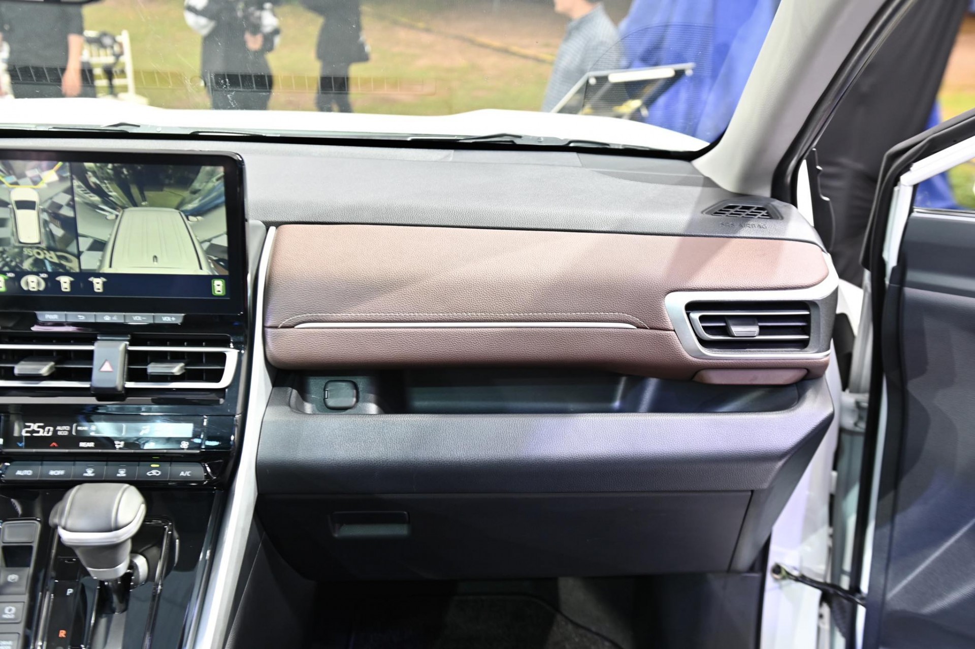 Hình chi tiết Toyota Innova Cross 2.0HEV giá 990 triệu đồng
