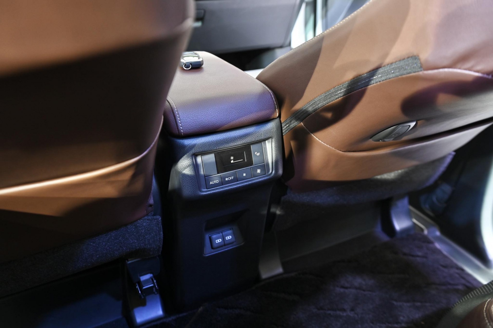 Hình chi tiết Toyota Innova Cross 2.0HEV giá 990 triệu đồng