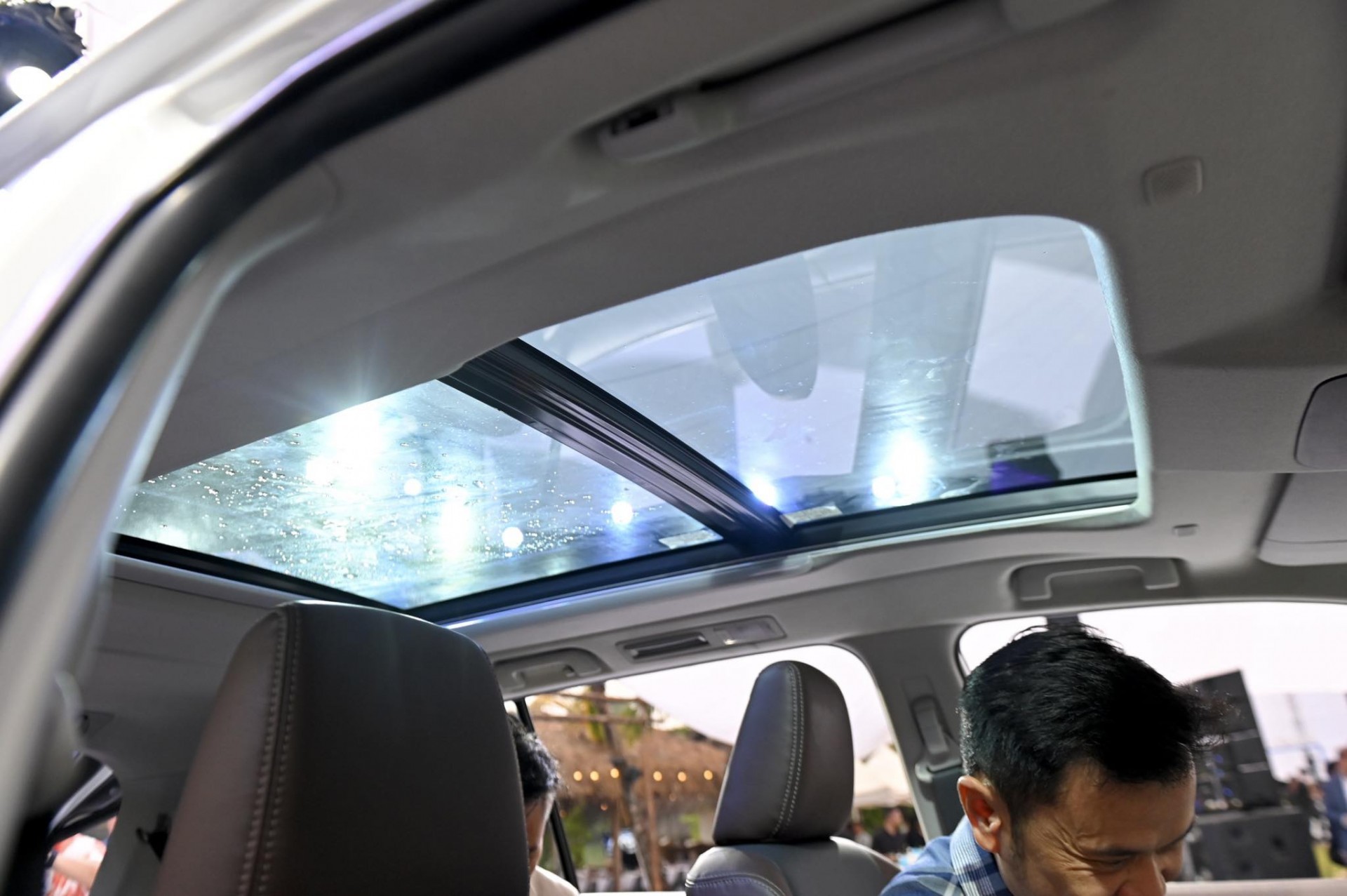 Hình chi tiết Toyota Innova Cross 2.0HEV giá 990 triệu đồng