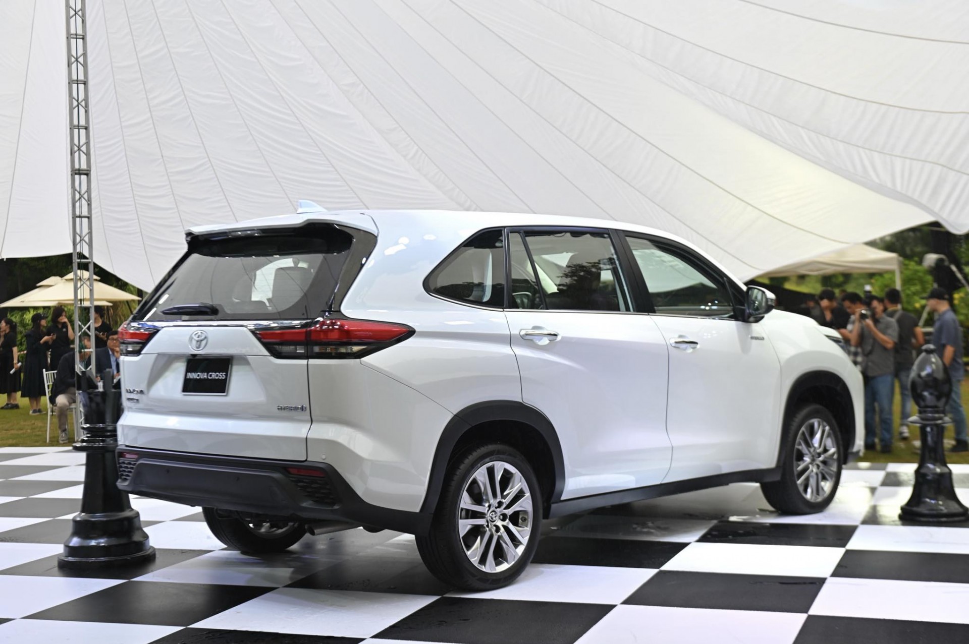 Hình chi tiết Toyota Innova Cross 2.0HEV giá 990 triệu đồng