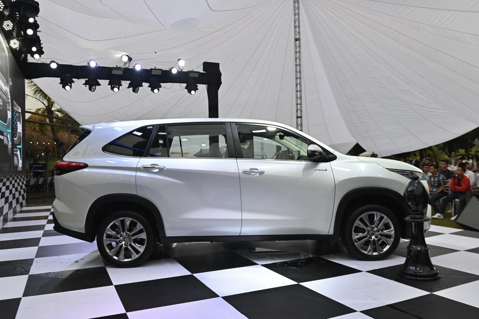 Hình chi tiết Toyota Innova Cross 2.0HEV giá 990 triệu đồng