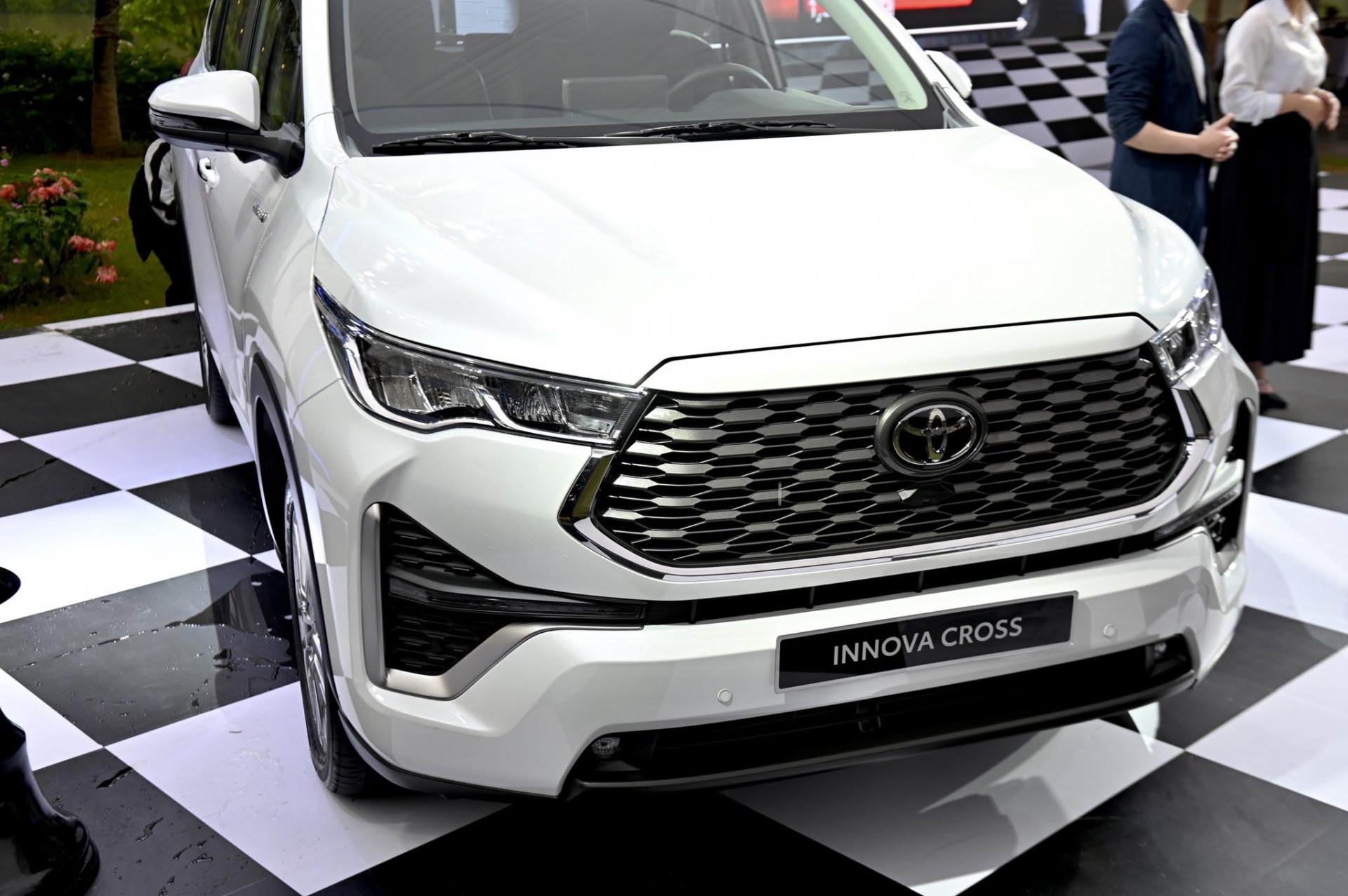 Hình chi tiết Toyota Innova Cross 2.0HEV giá 990 triệu đồng