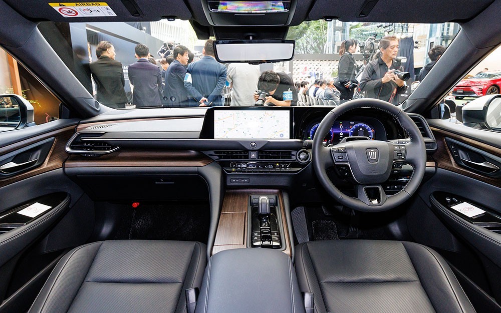 Cận cảnh xe 'bộ trưởng' Toyota Crown Sedan 2024