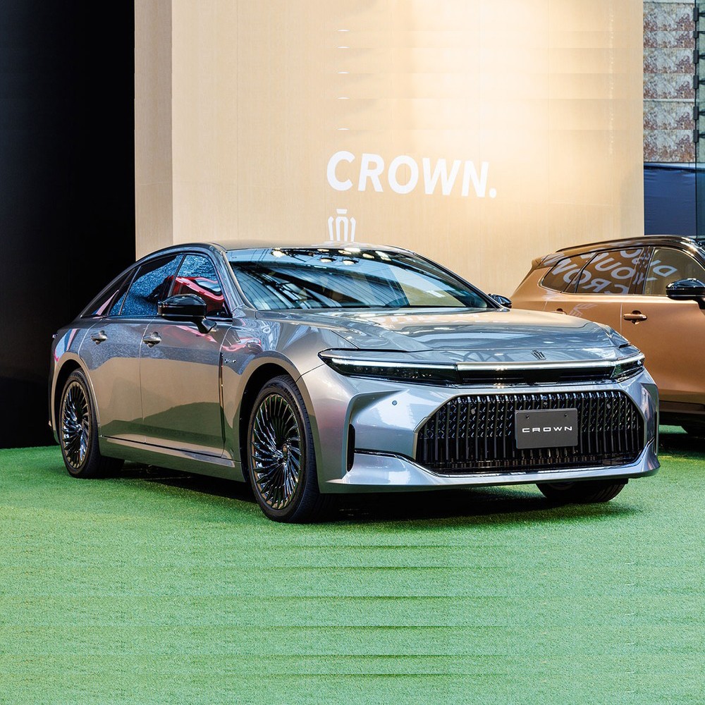 Cận cảnh xe 'bộ trưởng' Toyota Crown Sedan 2024