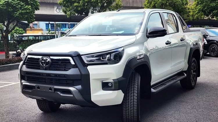 Cận cảnh Toyota Hilux 4x4 AT Adventure 2023, nhập khẩu từ Thái Lan với giá 1,077 tỷ đồng