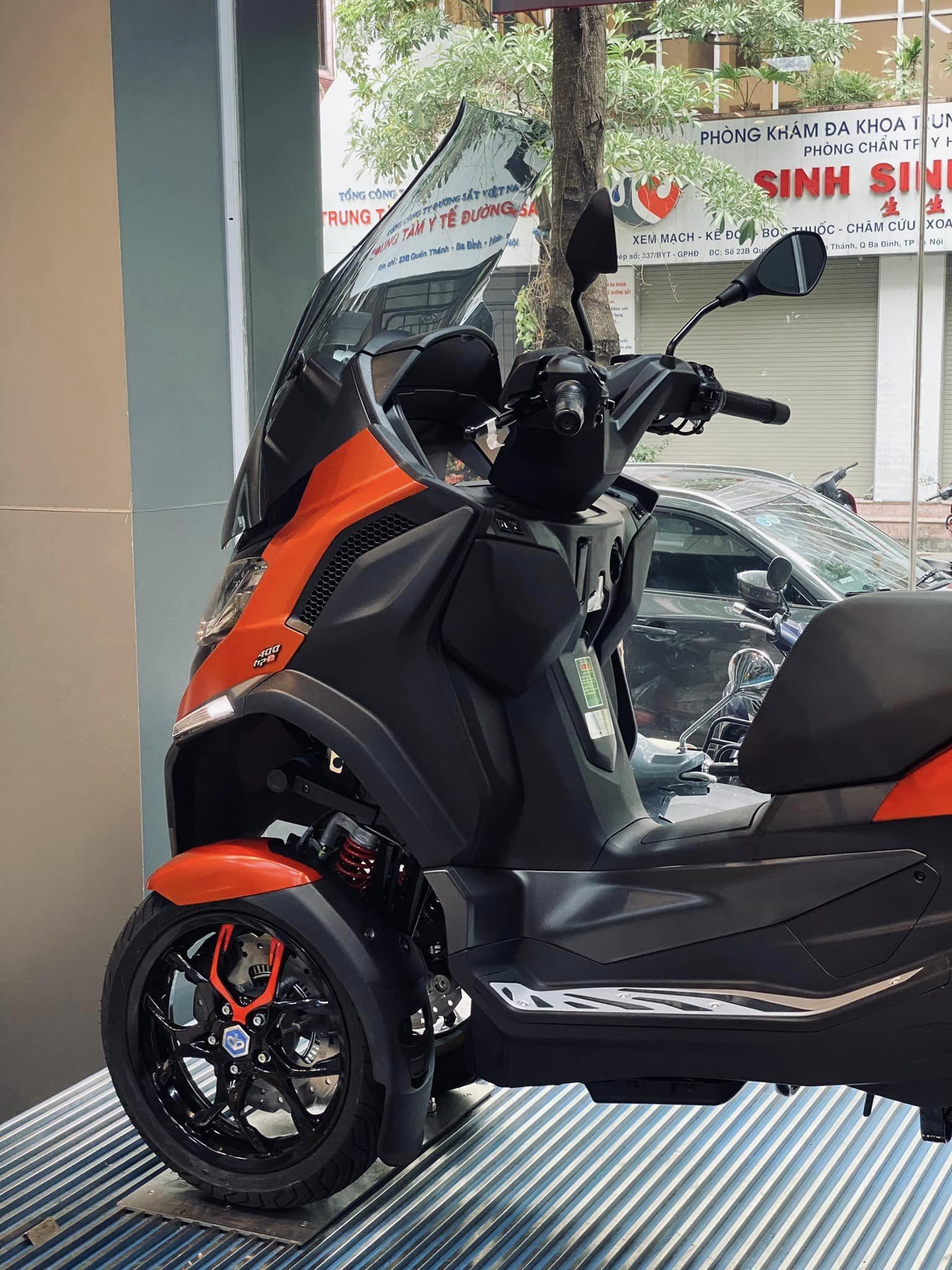 Xe ba bánh Piaggio MP3 Sport 2023 về Việt Nam với giá 340 triệu đồng