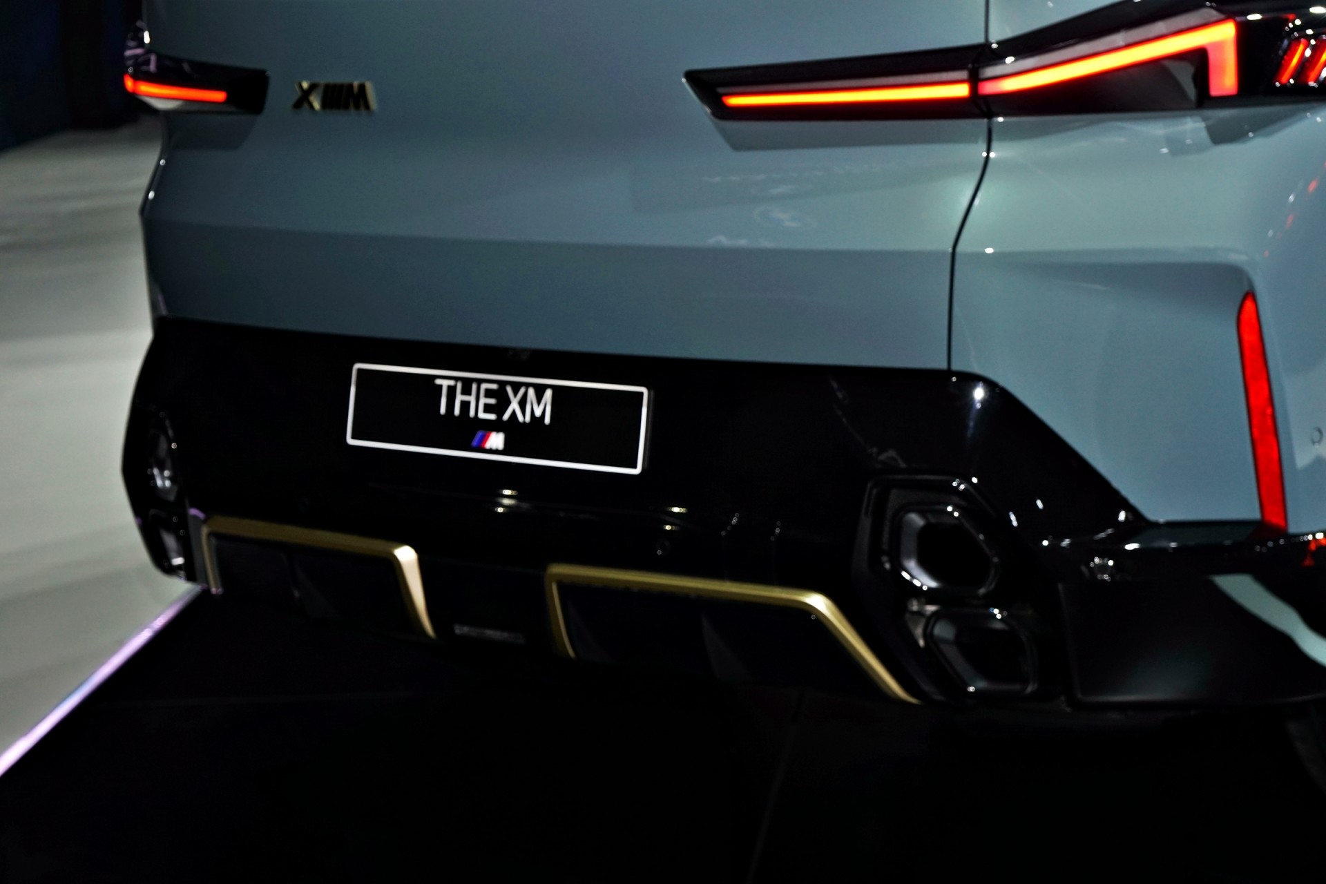 Cận cảnh SUV hiệu năng cao BMW XM 2024 giá 10,9 tỷ đồng