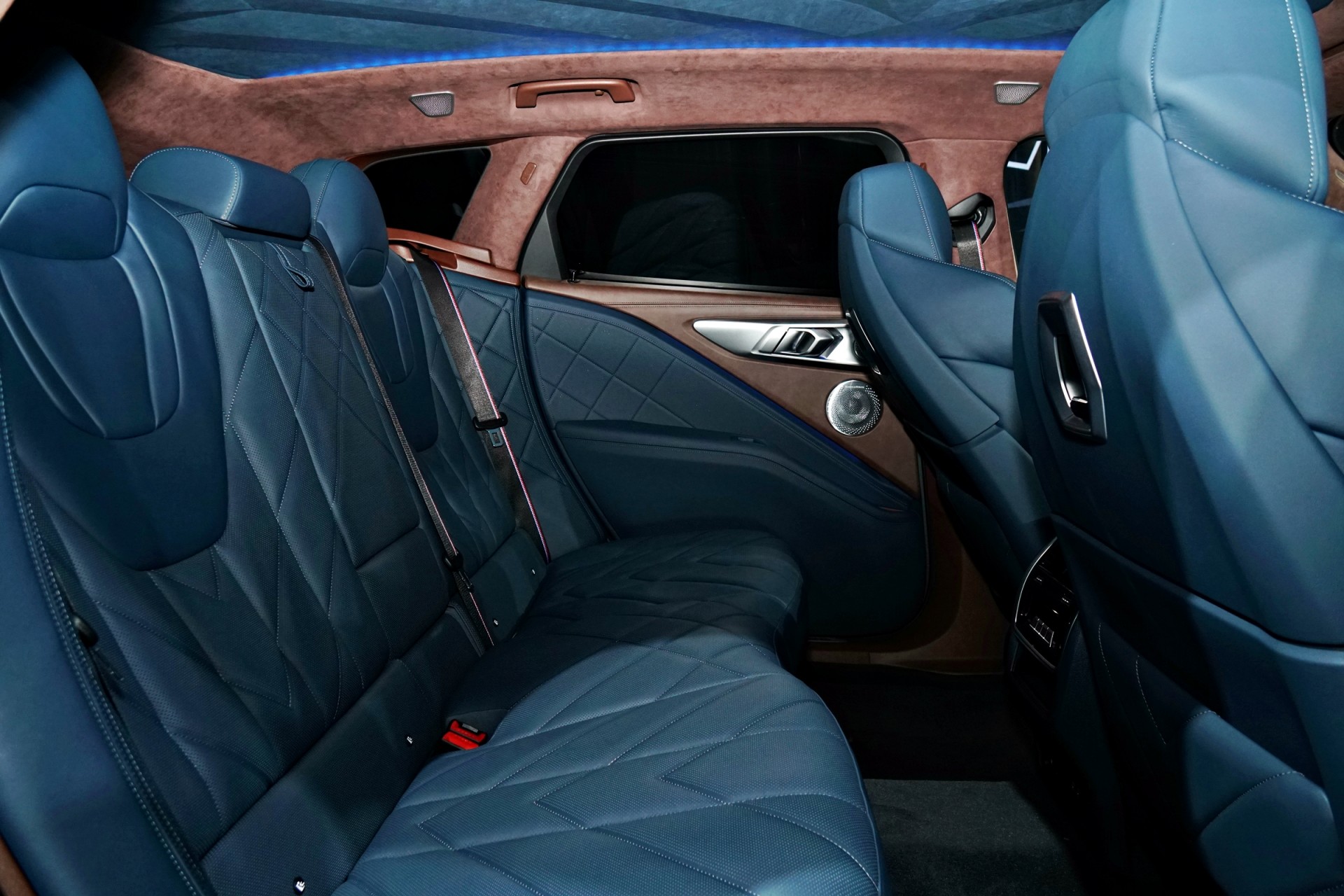 Cận cảnh SUV hiệu năng cao BMW XM 2024 giá 10,9 tỷ đồng