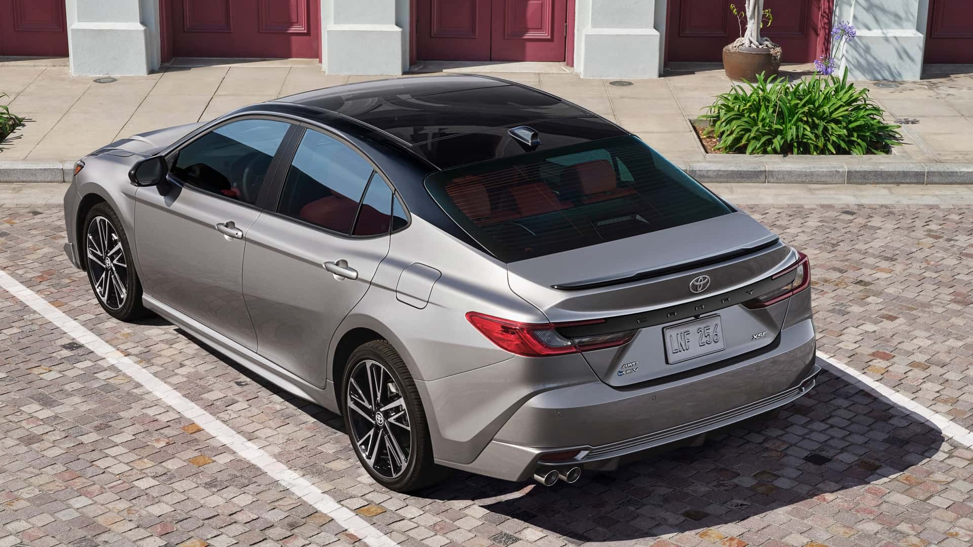 Toyota Camry 2025 ra mắt, chỉ có phiên bản hybrid