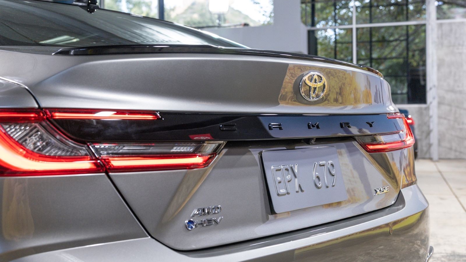 Toyota Camry 2025 ra mắt, chỉ có phiên bản hybrid