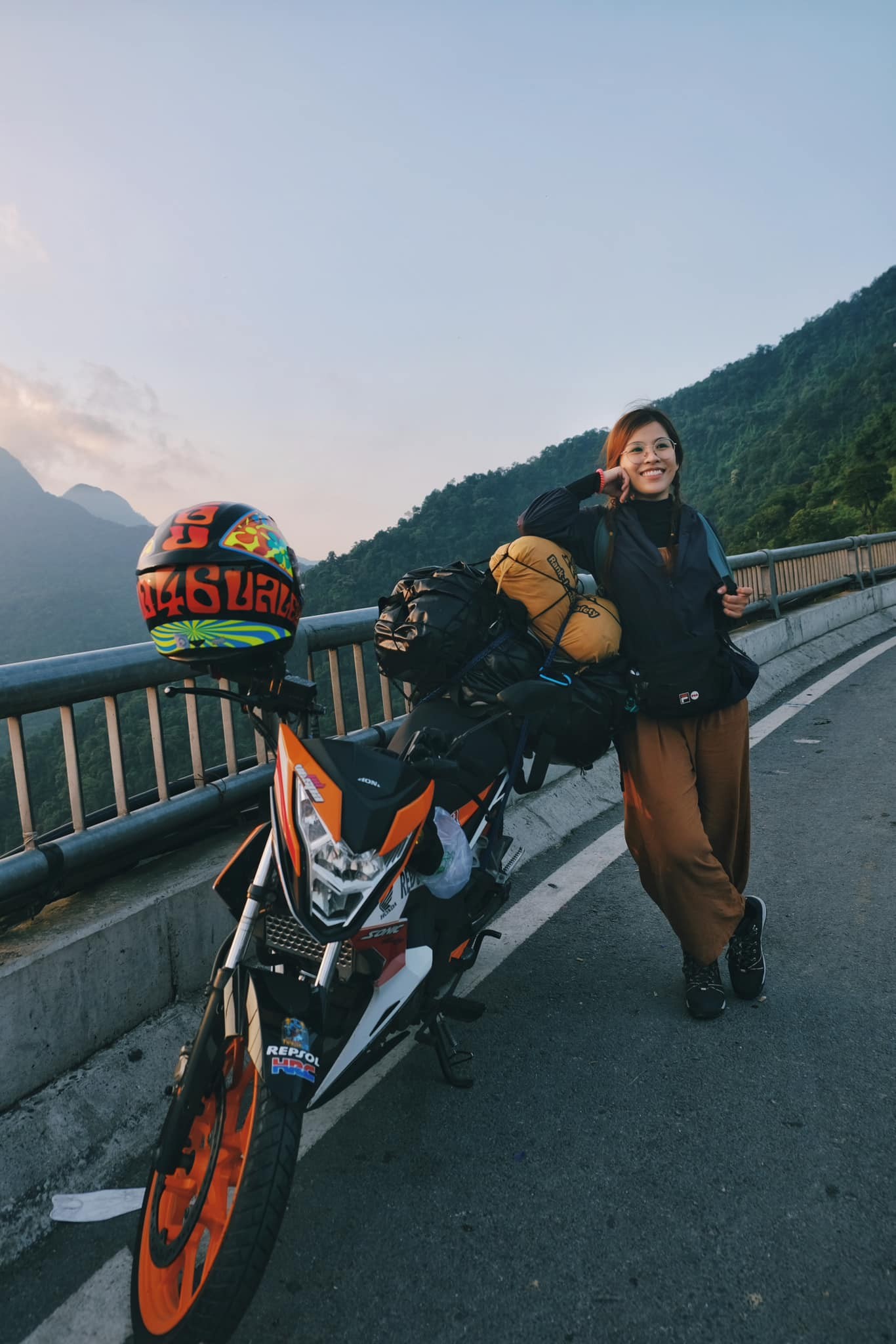 Nữ phượt thủ chạy xuyên Đông Nam Á:' Chỉ phượt bằng ô tô khi không đủ sức lái xe máy nữa'