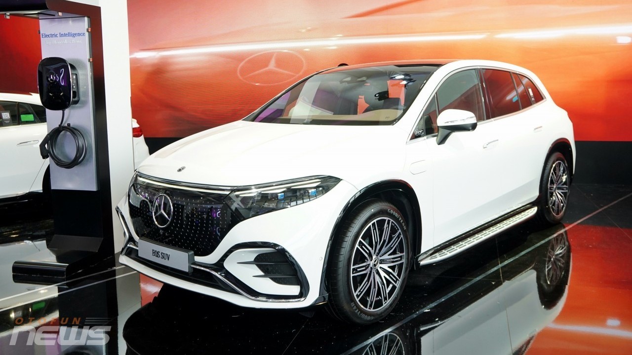 Mercedes-Benz tặng bộ sạc hơn 46 triệu cho khách mua xe điện EQ