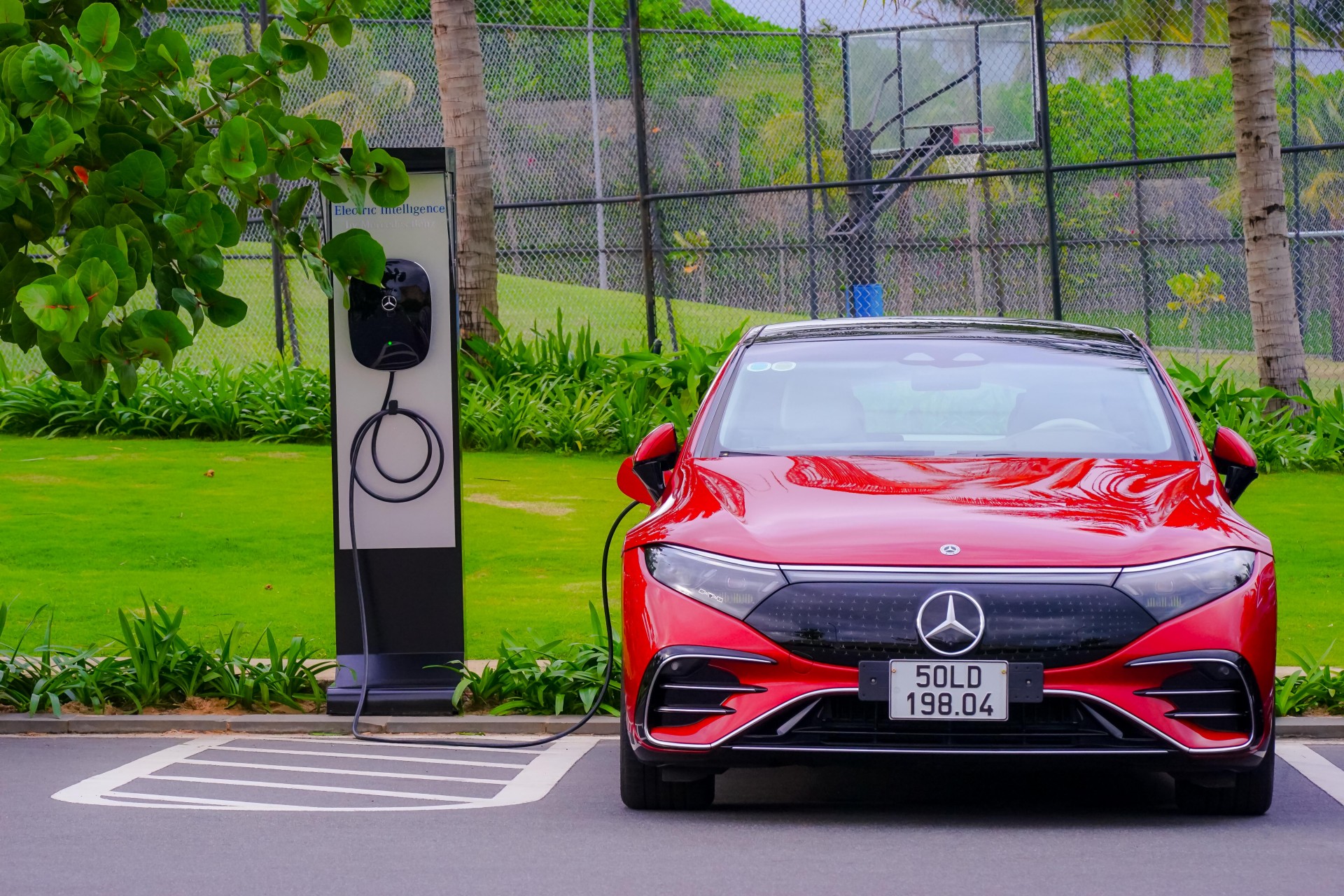 Mercedes-Benz tặng bộ sạc hơn 46 triệu cho khách Việt mua xe điện EQ