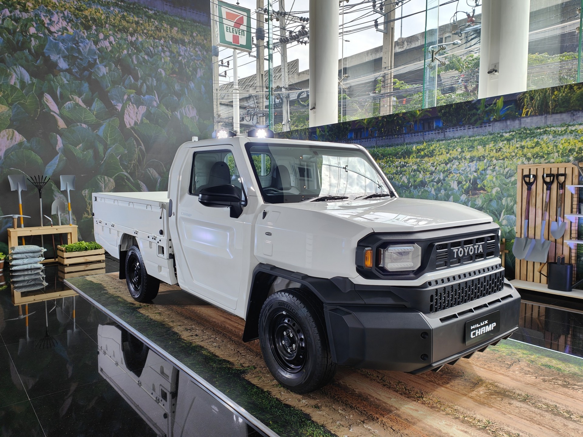 Toyota Hilux Champ 2024 ra mắt, xe bán tải có độ tùy biến cao