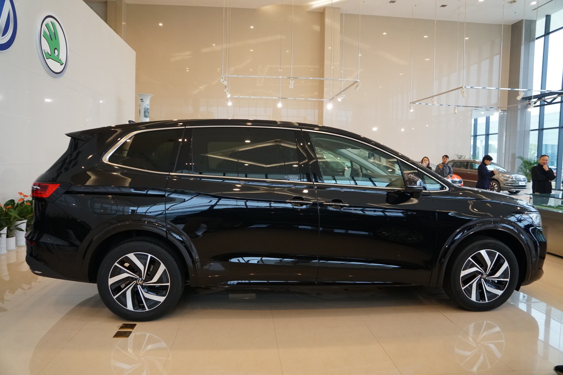 Volkswagen Viloran MPV với ghế ngồi hạng thương gia, về Việt Nam vào cuối tháng 12