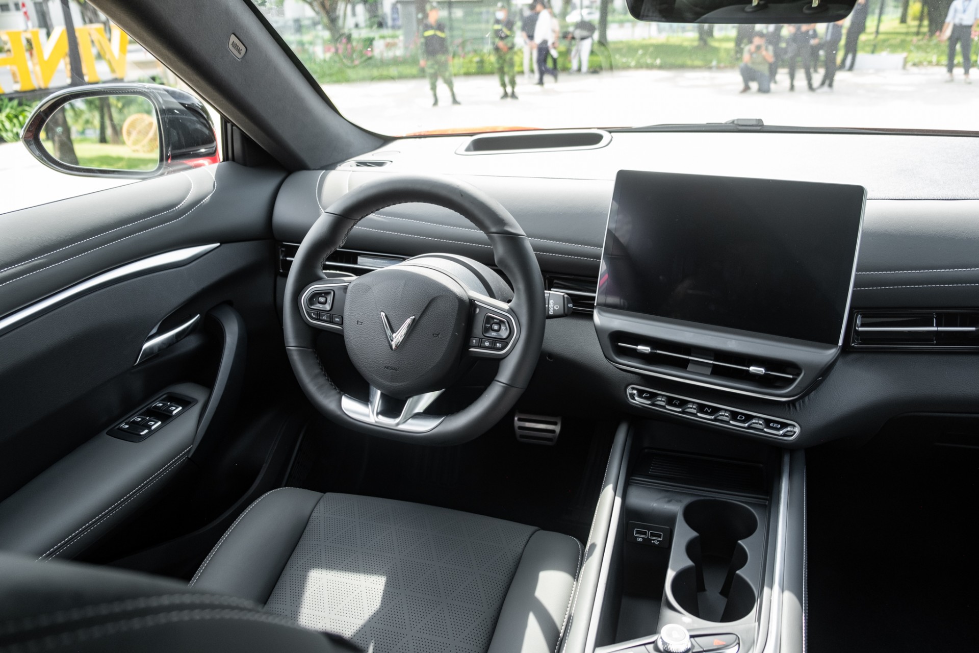 VinFast nhận cọc xe VF7, ưu đãi 30 triệu cho khách hàng tiên phong