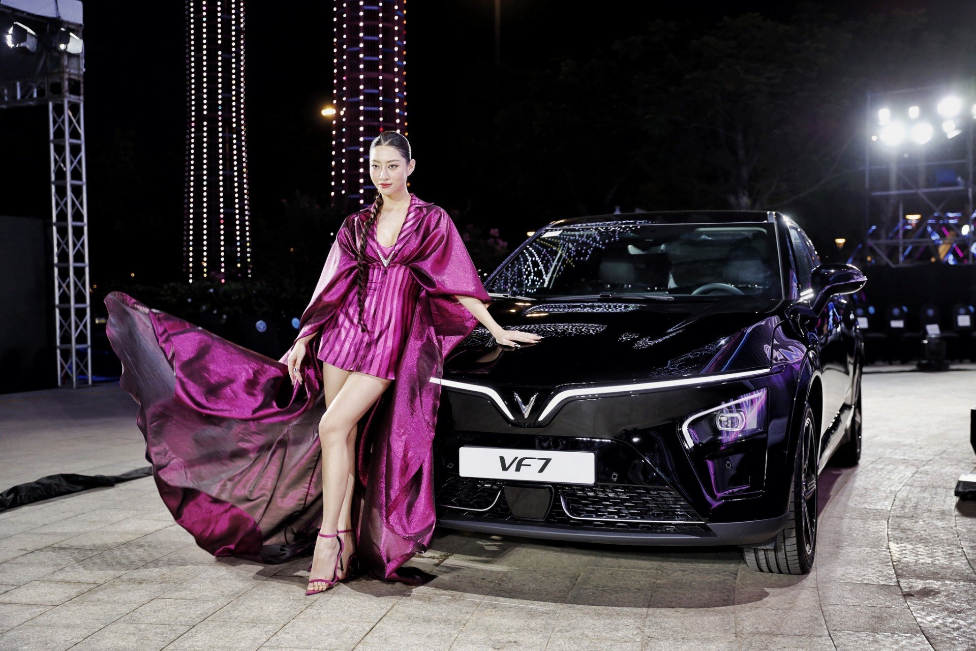 VinFast nhận cọc xe VF7, ưu đãi 30 triệu cho khách hàng tiên phong