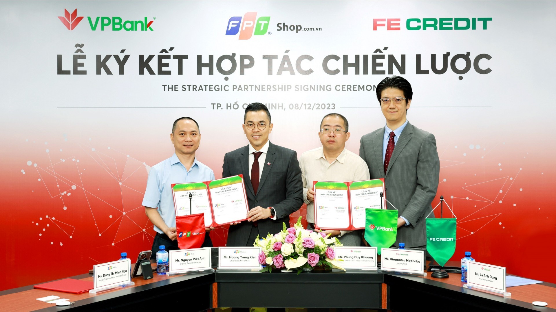 VPBank và  FE Credit hợp tác chiến lược FPT Shop hỗ trợ khách hàng mua sắm thiết bị điện tử