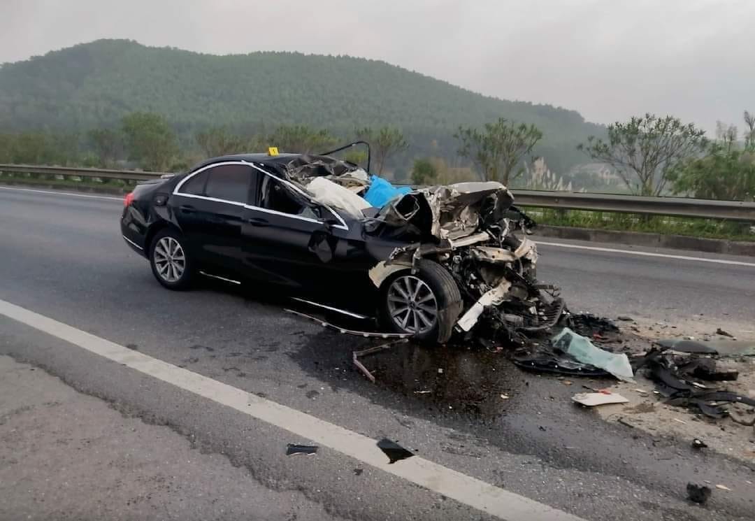 Mercedes E200 đâm vào đuôi xe tải trên cao tốc Lào Cai