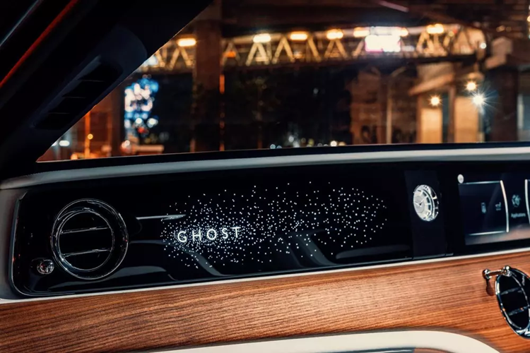 Xe siêu sang Rolls-Royce Ghost đeo biển 'lộc phát' tại Sài Gòn