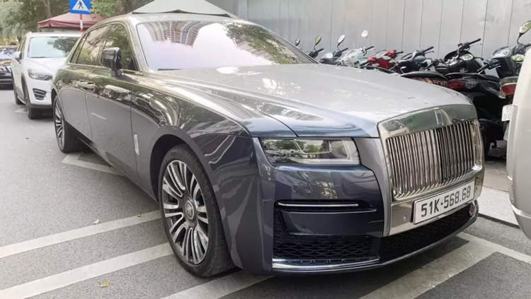 Xe siêu sang Rolls-Royce Ghost đeo biển 'lộc phát' tại Sài Gòn