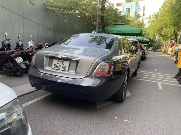 Xe siêu sang Rolls-Royce Ghost đeo biển 'lộc phát' tại Sài Gòn