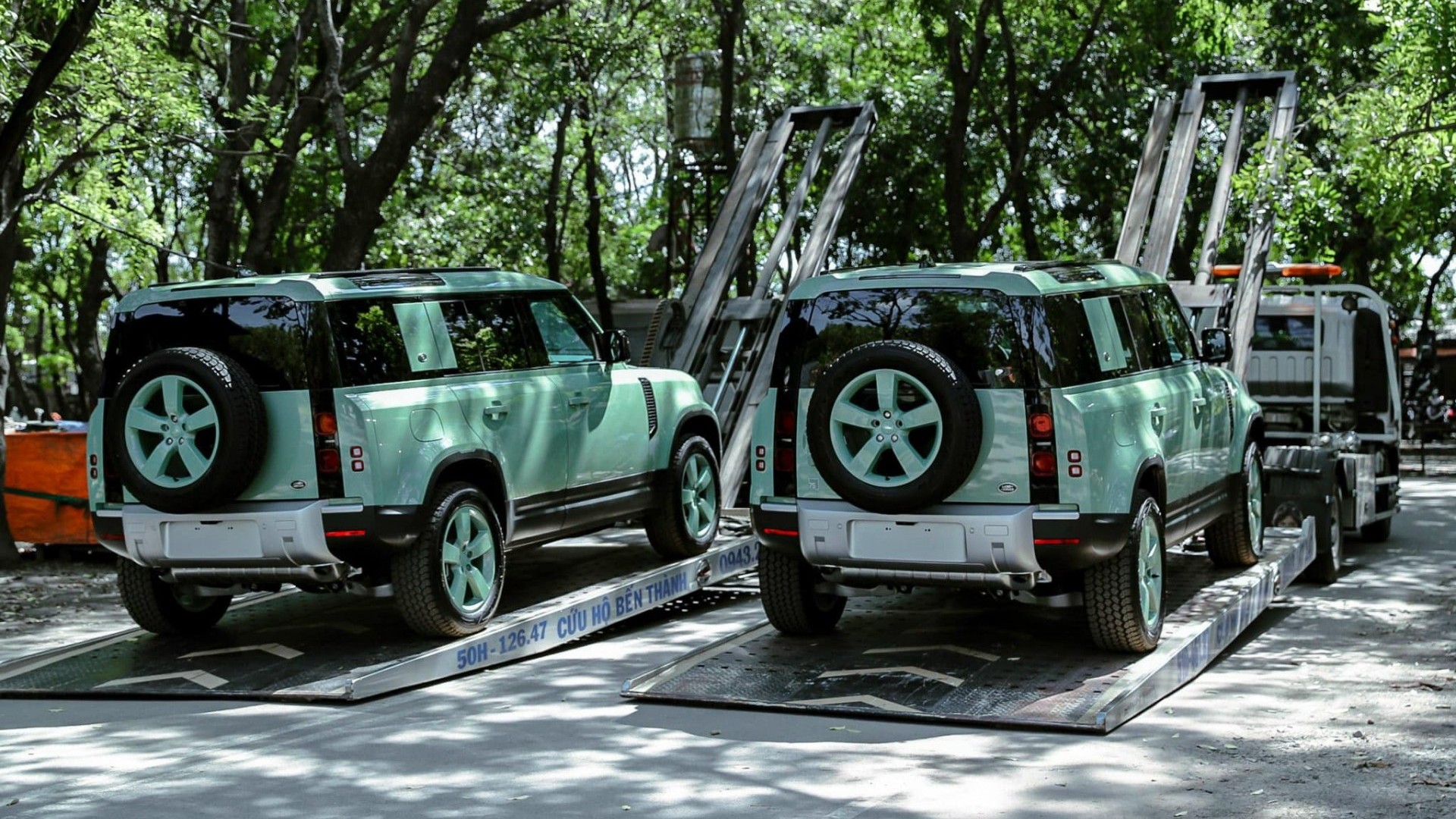 Hai anh em tại Bình Dương tậu bộ đôi Land Rover Defender hơn 15 tỷ đồng