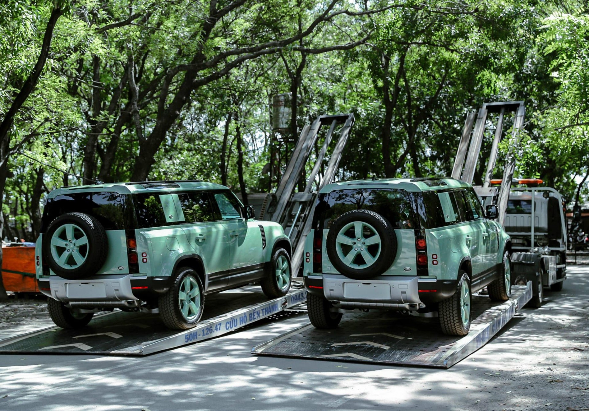 Hai anh em Bình Dương tậu bộ đôi Land Rover Defender hơn 15 tỷ đồng