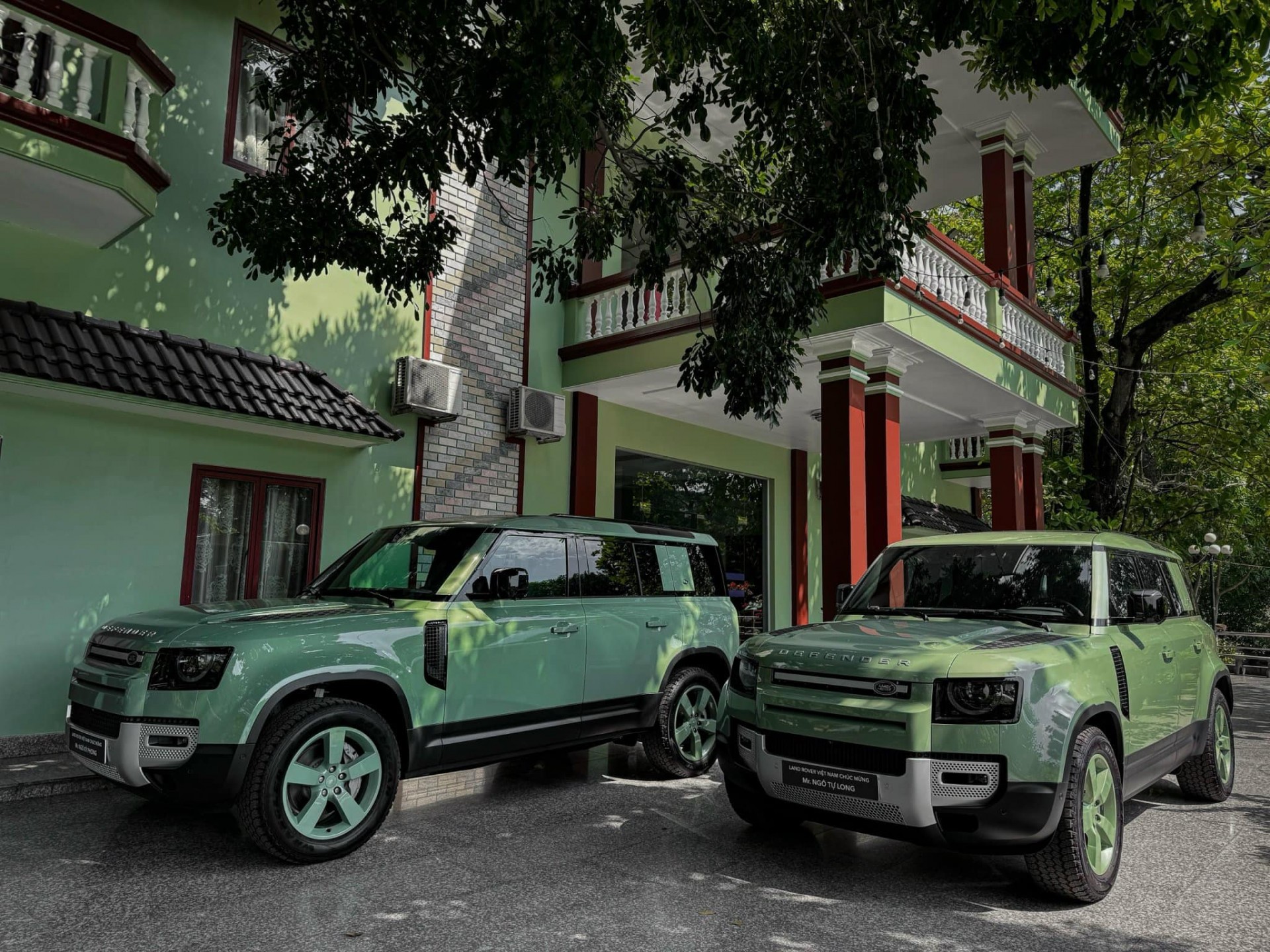 Hai anh em Bình Dương tậu bộ đôi Land Rover Defender hơn 15 tỷ đồng